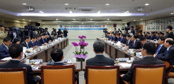 더불어민주당과 광주광역시는 12일 오후 광주시청 중회의실에서 ‘2019 예산정책협의회’를 개최했다.