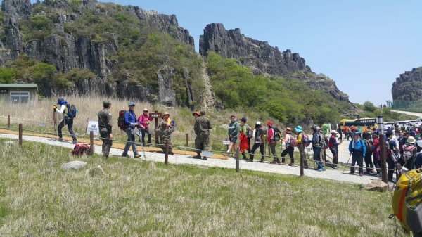 무등산 지왕봉으로 향하는 탐방객들